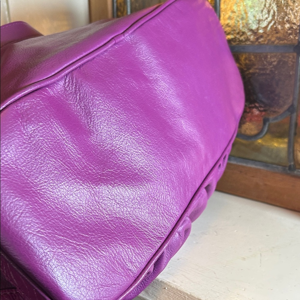 Gorgeous vintage leather Tote Bag in vibranf purple. Excellent condition - Picture 6 of 8